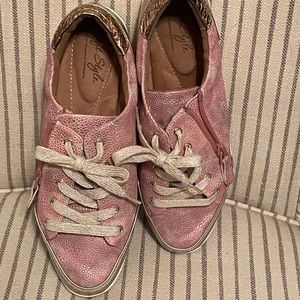 Size 6 rose gold and pink tennis shoes
